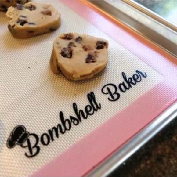 BOMBSHELL BAKER - Baking Mat- Set of 2 and Cookie Cutters - Picture 5 of 6
